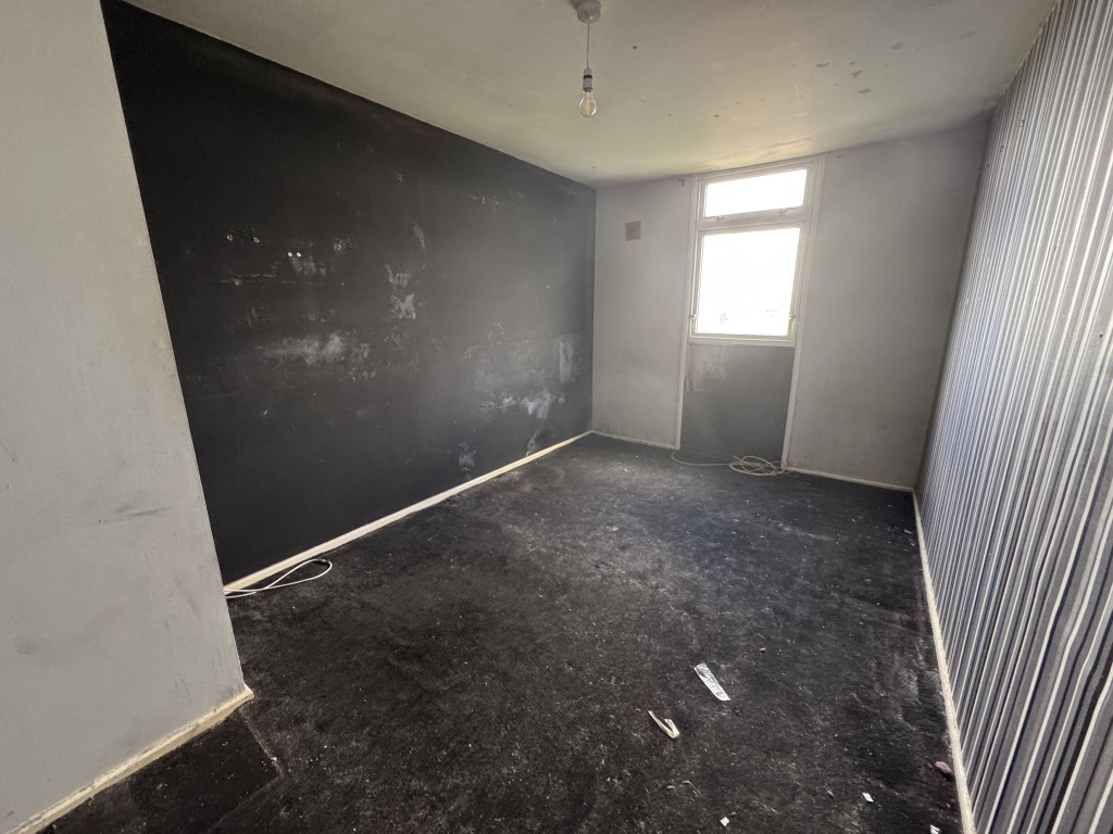 Lot: 186 - MID-TERRACE HOUSE FOR IMPROVEMENT - Bedroom two